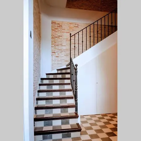 Ideal: Easy Street Parking Apartment
